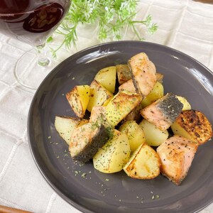 ホクホク!鮭ポテトのコンソメバター炒め